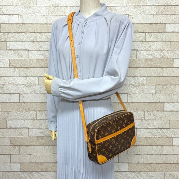 LOUIS VUITTON Brown Monogram Canvas Shoulder Bag - Picture 2 of 15